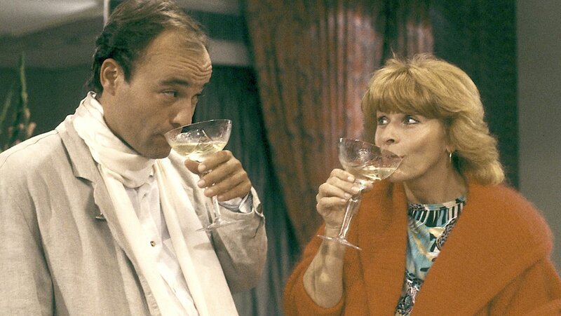 Die Taxifahrerin Gerdi (Senta Berger) und ihr Fahrgast vom Oktoberfest, der Fernsehstar Sorbas (Heiner Lauterbach), verstehen sich gut. – Bild: ZDF und Steve Power