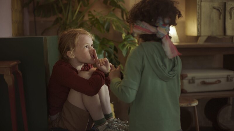 Anna und Saïd merken, dass man besser hört und fühlt, wenn man nichts sieht. – Bild: SWR/​Phanta Basta!/​Indi Film