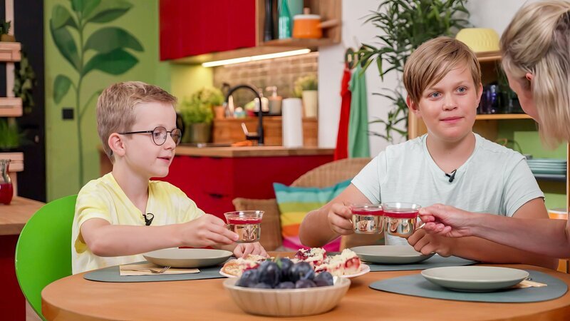 Emil, Finn und Mama Judith machen heute im Küchenstudio einen Zwetschkenfleck und Zwetschkensaft. – Bild: ORF/​Tower10