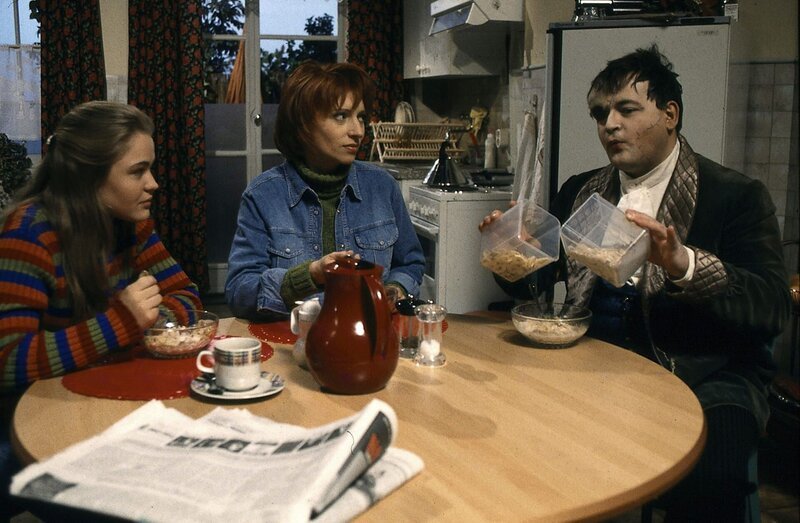 Franzi (Floriane Eichhorn, l.), Charly (Silke Matthias, M.) und Lenni (Michael Trischan, r.) beim Frühstück. – Bild: ZDF