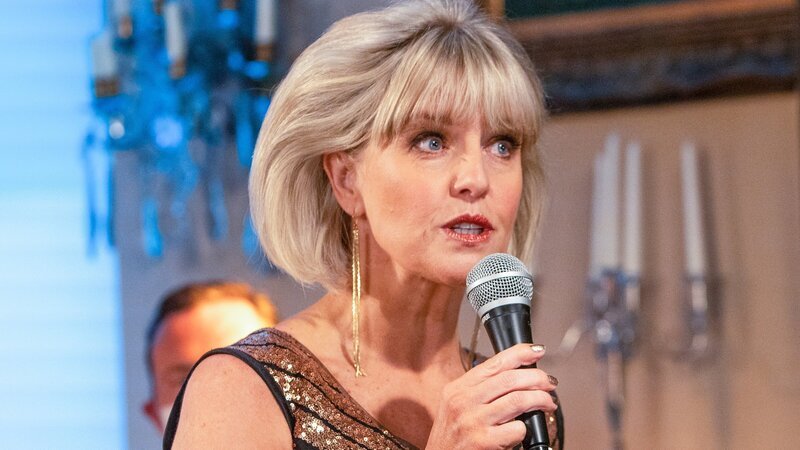 Es ist Kasino-Nacht im Palace Hotel und Agatha (Ashley Jensen) stiehlt allen die Show. Denn als Agatha auf die Bühne tritt, überschlagen sich die Ereignisse. – Bild: ZDF