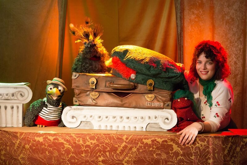 Der große Auftritt kann beginnen! Auch wenn Koffer (Thomas Rohloff) und seine Freunde Mattea (Anna Menzel) und Luca (Benno Lehmann) den Text vergessen haben. Denn auf die Hilfe von Rudi (Lennart Morgenstern) und Siebenstein (Anna Werner Friedmann) ist immer Verlass. – Bild: ZDF/​Zia Ziarno