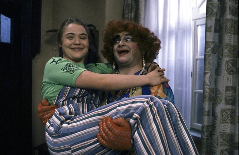 Lenni (Michael Trischan) hat sich als Franzis Mutter ausgegeben. Mit Franzi (Floriane Eichhorn) freut er sich über den gelungenen Coup. – Bild: ZDF