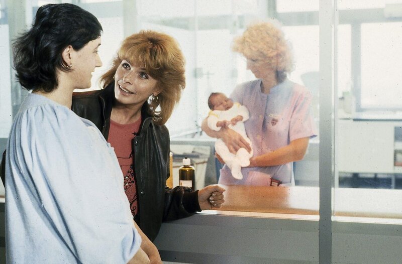 Auch nach der Geburt, die in ihrem Taxi stattfand, kümmert sich Gerdi um die junge türkische Mutter. (v.l.: Enise Özkaya, Senta Berger). – Bild: ZDF