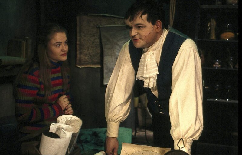 Lenni (Michael Trischan), das gutmütige, liebenswürdige Monster, in seinem Experimentierkeller mit Franzi Frankenstein (Floriane Eichhorn). – Bild: ZDF