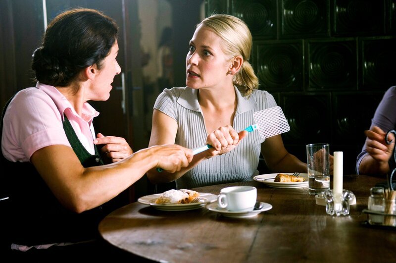 Julie (Adele Neuhauser, l.) und Mona (Stephanie Japp) fragen sich, wer den Versicherungsvertreter ermordet haben kann. – Bild: ORF/​Menie Weissbacher