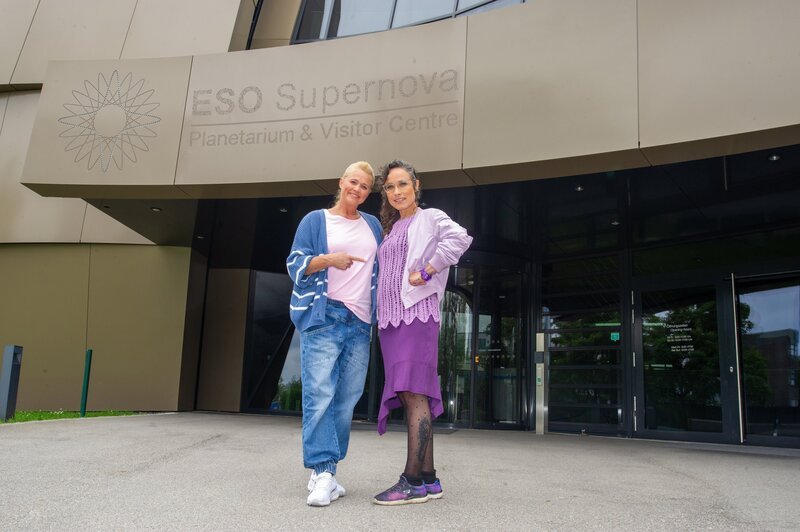 Singa mit Sukini vor dem Planetarium – Bild: KiKA/​ZDF/​Ron Bergmann