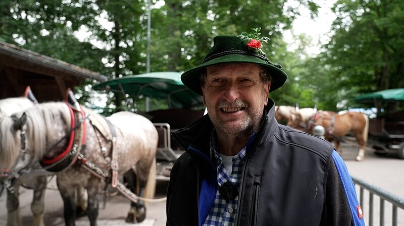 Kutscher Reinhold Reichart bringt mit seinen französischen Percherons, Pauli und Sandro, die Gäste zum Schloss. – Bild: BR/​Johannes Hofmann