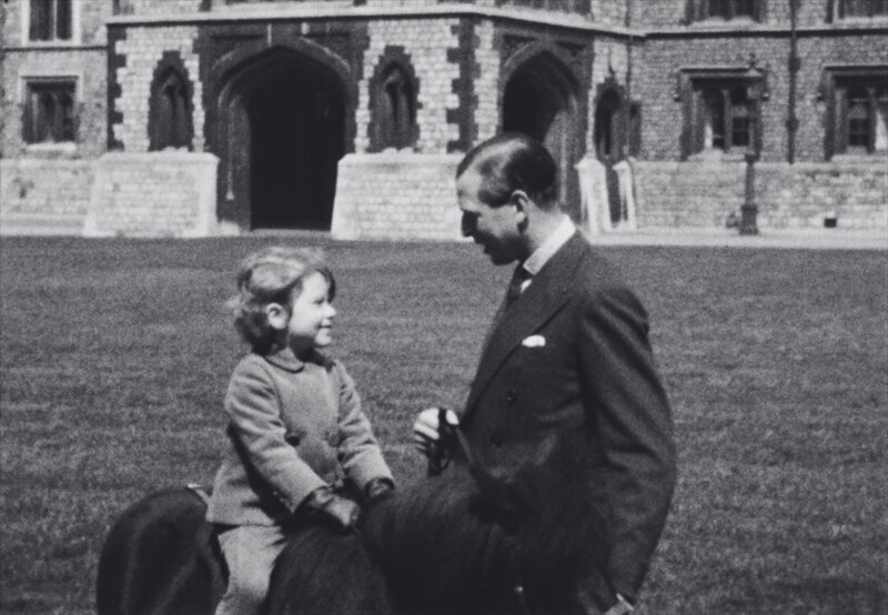 Prinzessin Elizabeth mit ihrem Onkel Prinz George, dem Herzog von Kent, in Windsor. – Bild: ORF/​BBC/​Royal Collection Trust