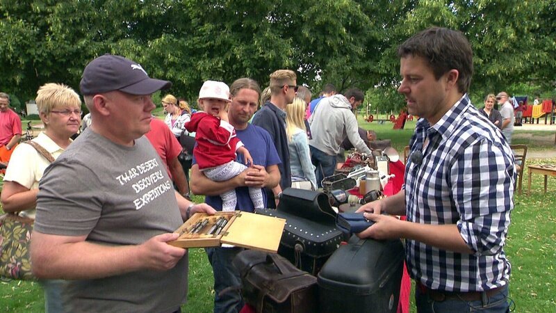 Trödelprofi Marco Heuberg (re.) auf dem Flohmarkt – Bild: RTLZWEI