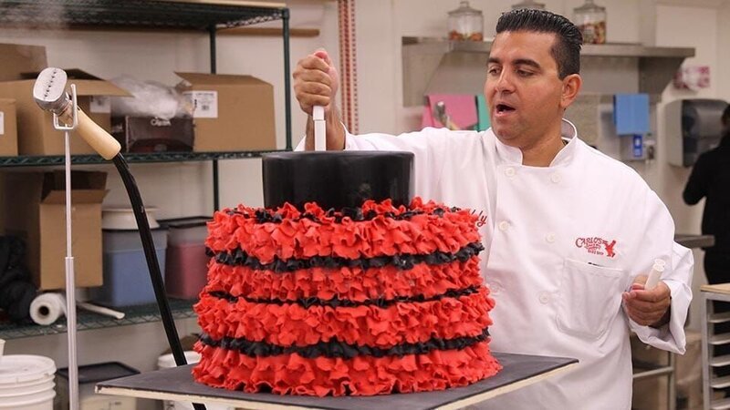Buddy Valastro works on the flamenco cake. – Bild: TLC (DEUT)