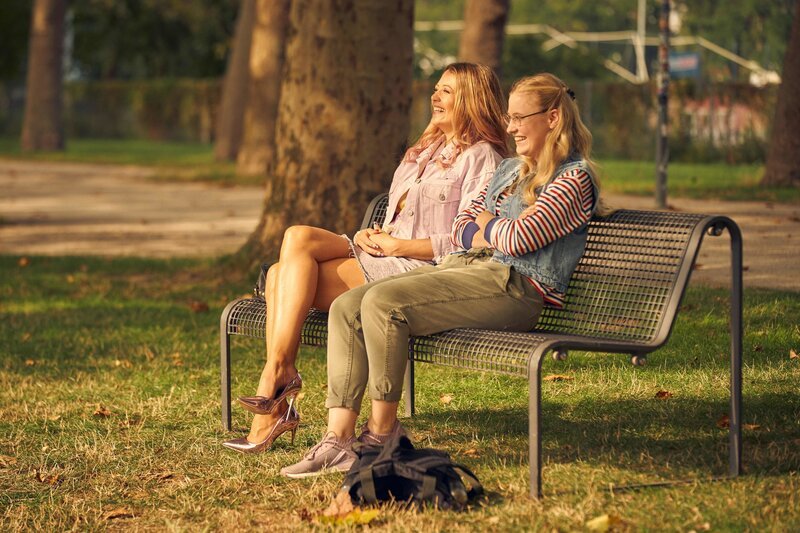 Nicole Pütz (Hanna Plaß, l.); Johanna (Annina Euling, r.) – Bild: SAT.1 /​ Frank Dicks Eigenproduktionsbild frei