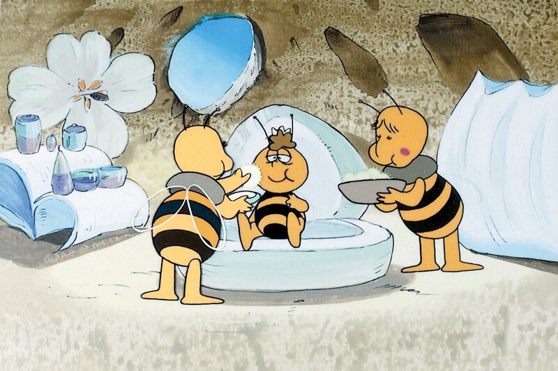 Willi lässt sich als Prinz verwöhnen. – Bild: ORF/​ZDF/​Apollo-Film