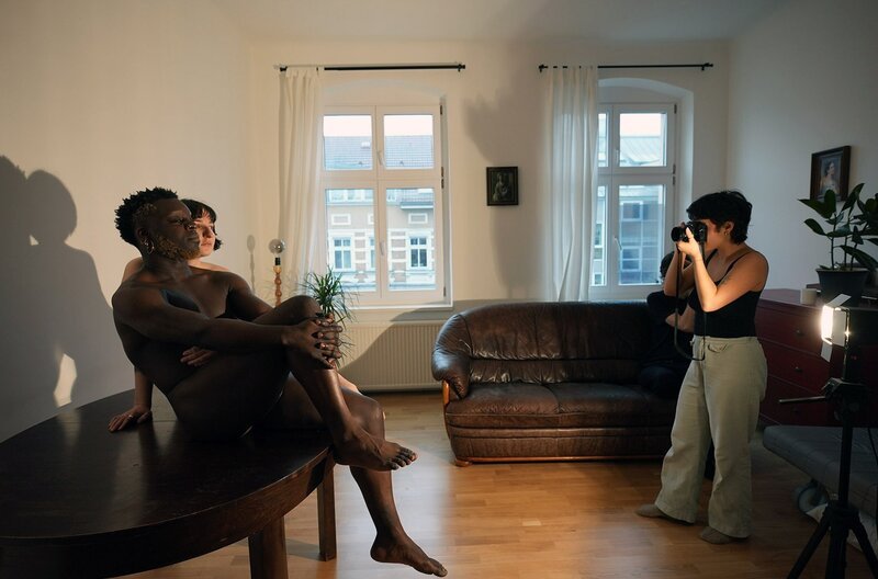 Beim Aktshooting mit Mara (Mi.) und Gami (li.): Die Fotografin Anni Tonkov (re.) findet es bei der Aktfotografie spannend, den Körper von der Sexualität zu trennen. – Bild: ZDF /​ Spiegel TV