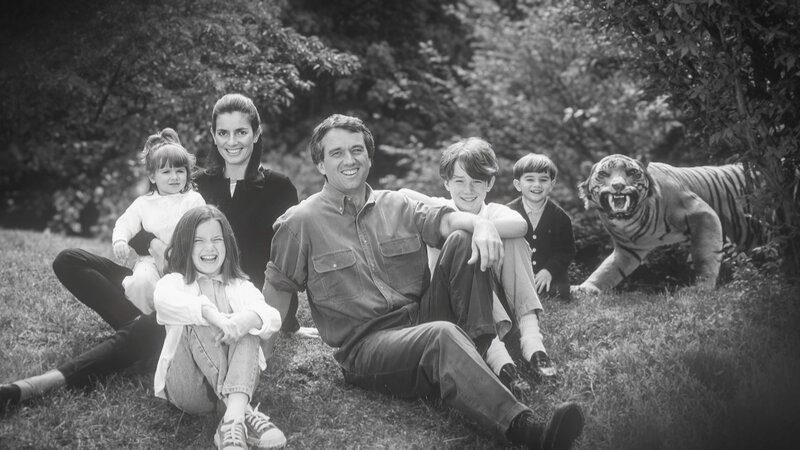 Robert F. Kennedy Jr. gründet mit seiner zweiten Frau Mary Richardson eine Familie. Sie haben gemeinsam vier Kinder. – Bild: WGBH Educational Foundation /​ ZDF