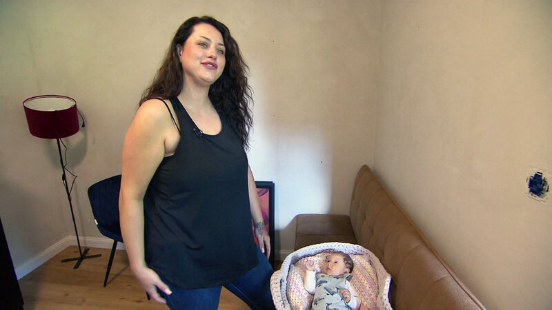 In Wilhelmshaven steht Morlin (32) als alleinerziehende Mutter vor neuen Aufgaben. Während Tochter Oliva mit neun Wochen munter wächst und gedeiht, bereitet Morlins ältere Tochter Zoe (14) ihr Kopfzerbrechen. – Bild: RTLZWEI, Madame Zheng Production