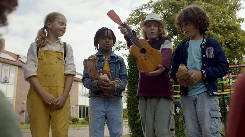 Die Kinder aus der Nachbarschaft beschweren sich, dass die Spielsachen alle kaputt sind. – Bild: SWR/​Phanta Basta!/​Indi Film