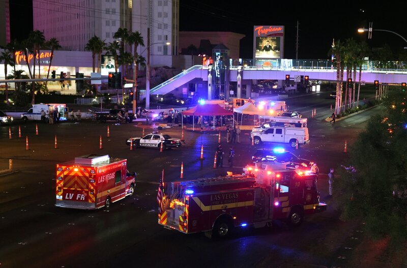 Polizei- und Rettungskräfte versammeln sich an der Kreuzung des Las Vegas Boulevard und der Tropicana Avenue nach einer gemeldeten Massenerschießung bei einem Country-Musikfestival in Las Vegas, Nevada. Ein Schütze hat das Feuer auf ein Musikfestival in Las Vegas eröffnet und dabei mindestens zwei Menschen getötet. Die Polizei hat bestätigt, dass ein Verdächtiger erschossen wurde. Die Ermittlungen dauern an. – Bild: @RTL