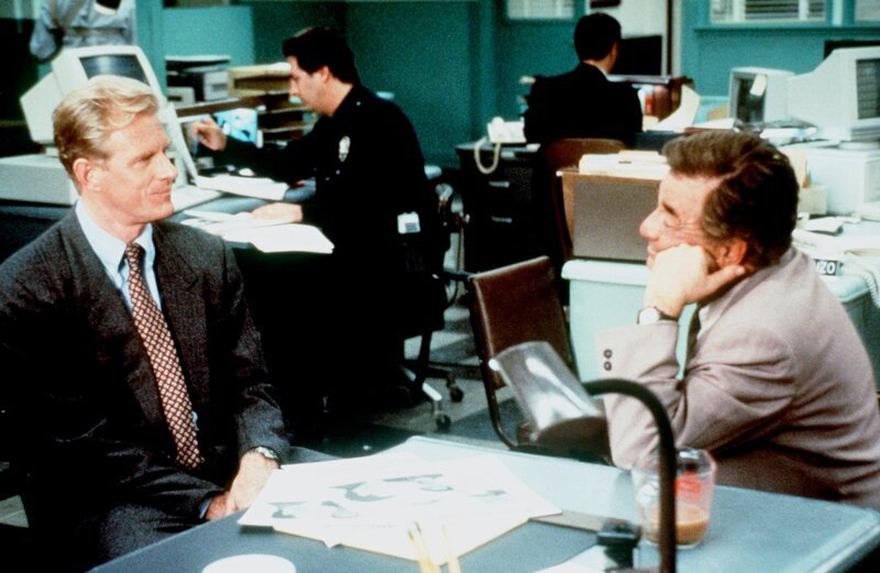 „Columbo – Undercover“, Zwei tote Männer und der Teil eines Fotos sind der Auftakt zu einem mysteriösen Fall, in dem es um die Millionenbeute aus einem Banküberfall geht. Der Versicherungsagent Irving Krutch macht sich mit Columbo auf die Suche nach dem Geld. Die Hälfte einer handschriftlichen Namensliste ist der erste Anhaltspunkt. Columbo muss diesmal „Undercover“ ermitteln und dabei sogar auf seinen geliebten Trenchcoat verzichten. Im Bild (v.li.): Ed Begley jr. (Irving Krutch), Peter Falk (Insp. Columbo). – Bild: ORF