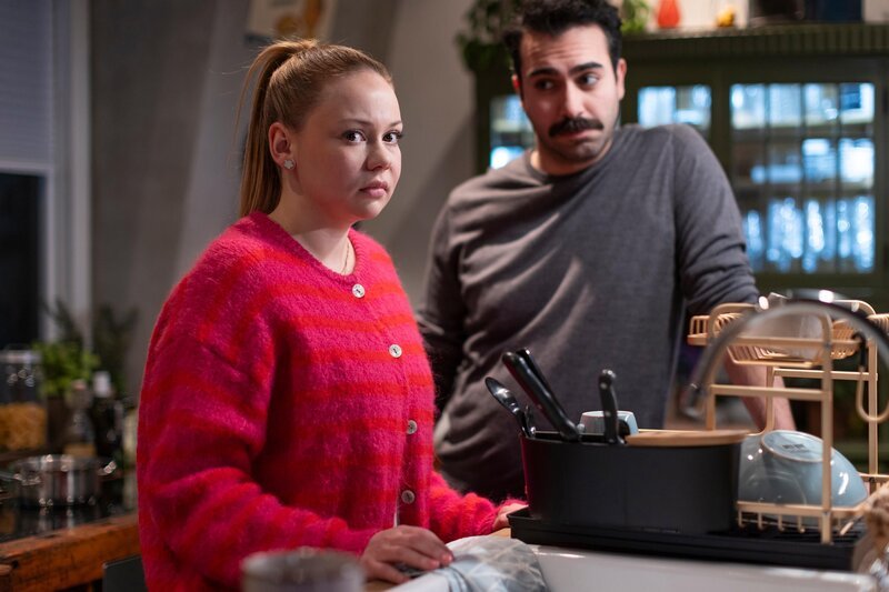 Ronja (Theresa Traser) fürchtet geschockt, vor Baris (Metehan Demiröz) aufgeflogen zu sein. – Bild: RTL /​ Dennis-A.Hundt /​ Blutende Nase, blutendes Herz