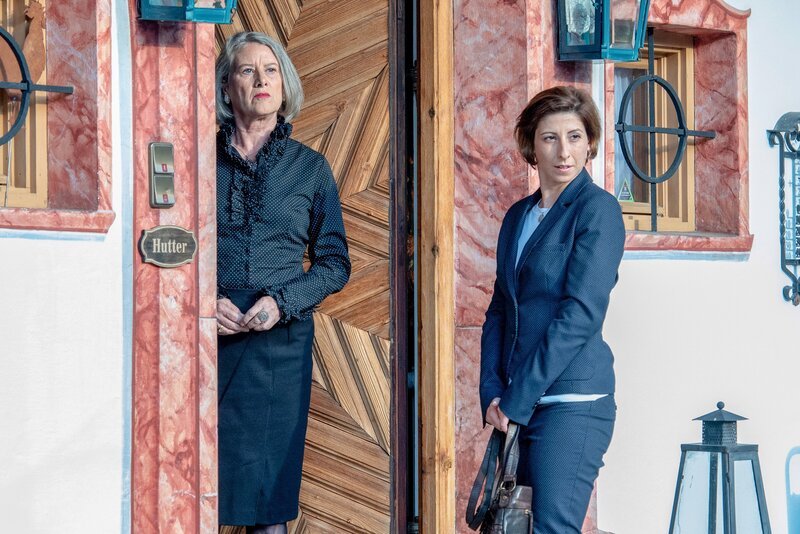Iris Wegener (Zeynap Burac) stattet Andrea Hutter (Eva Linder) einen Besuch ab, hat eine der beiden etwas mit dem Fall zu tun? – Bild: ORF/​Gebhardt productions/​Stefanie Leo