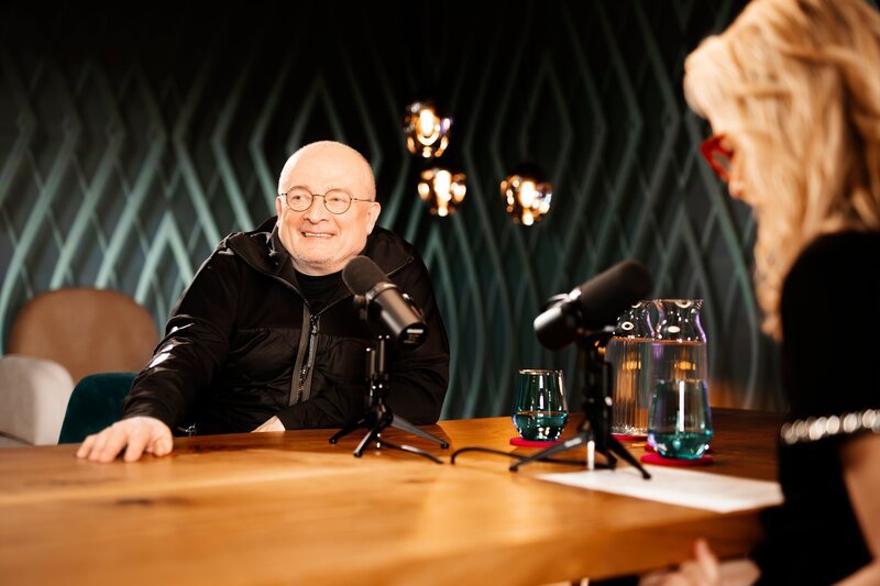 Monika Gruber und Mag. Bernhard Heinzlmaier – Bild: ServusTV /​ Markus Christ