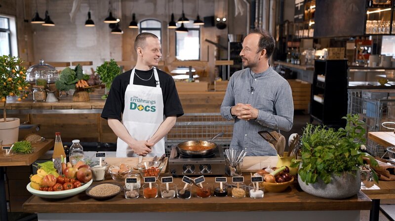 Gesundes Fastfood vom Spitzenkoch: Thomas Sampl zeigt Max D., wie man einen Burger zaubert, der seinen Morbus Crohn nicht triggert. In den Bratling kommen Kartoffeln, Grünkern und viele andere Zutaten, nur kein Fleisch. – Bild: SWR/​NDR/​Moritz Schwarz