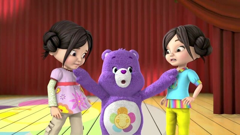 Harmoniebärchi versucht die Zwillinge zu beruhigen. Sie singen einfach zu schräg. – Bild: KiKA/​TCFC