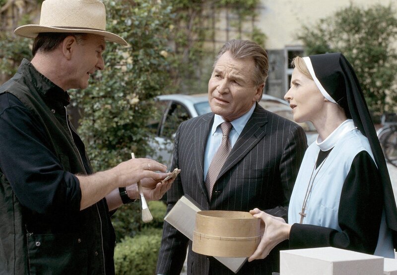 Misstrauisch befragt Bürgermeister Wöller (Fritz Wepper, M.) den Archäologen (Michael Lerchenberg, l.) und Schwester Agnes (Emanuela von Frankenberg, r.) nach dem Stand der Ausgrabung. – Bild: ORF 2