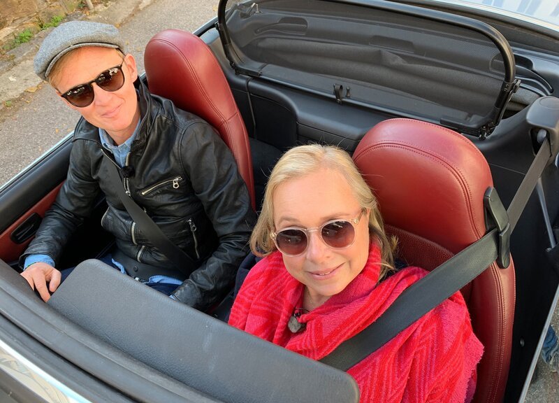 Pierre M. Krause (li.) besucht heute ChrisTine Urspruch in Stuttgart. Christine Urspruch liebt das Cabrio-Fahren in den Sommermonaten – Spritztour durch Stuttgart. – Bild: SWR/​Encanto