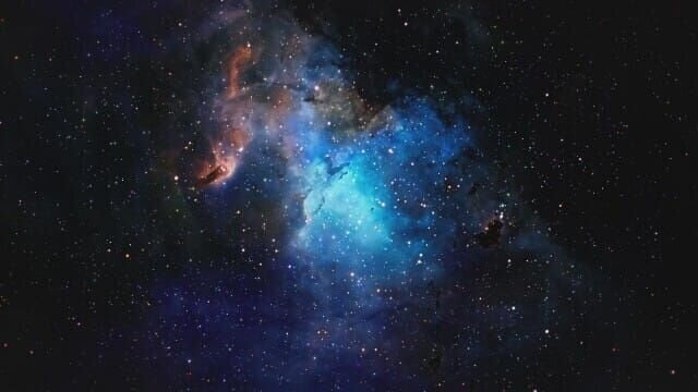 Sternenhimmel mit bläulicher Nebelwolke im Hintergrund. – Bild: TVDB