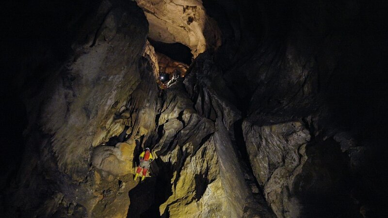 Spurensuche in der Sofular-Höhle im Norden der Türkei: Stalagmiten geben Auskunft darüber, ob die Sintflut am Schwarzen Meer stattgefunden hat. – Bild: ORF/​ZDF/​Fabien Spuck