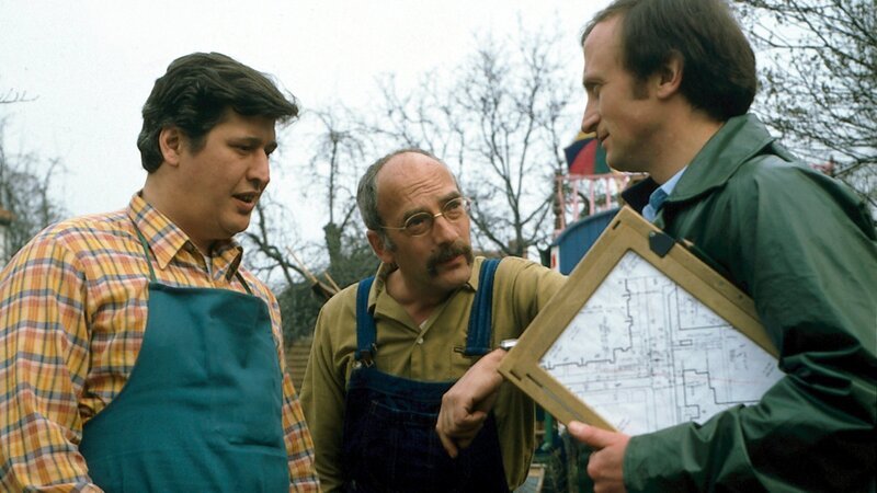 Peter Lustig (M.) und sein Nachbar (Helmut Krauss, l.) streiten sich: Wo verläuft die Grenze zwischen ihren Grundstücken? Und wo lässt sich der Zaun setzen? – Bild: ZDF