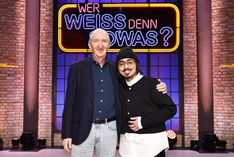 Die Kandidaten dieser Sendung: Der Komiker, Schauspieler, Kabarettist und Sänger Mike Krüger (l.) und der Comedian Tony Bauer (r.). – Bild: ARD/NDR/UFA SHOW & FACTUAL/Morris Mac Matzen Die Kandidaten dieser Sendung: Der Komiker, Schauspieler, Kabarettist und Sänger Mike Krüger (l.) und der Comedian Tony Bauer (r.). – Bild: ARD/NDR/UFA SHOW & FACTUAL/Morris Mac Matzen