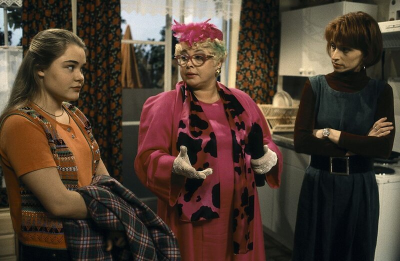 Frau Mompel (Ursula Staack, M.) kann nicht verstehen, warum ihr Partnertreff geplatzt ist. Auch Charly (Silke Matthias, r.) und Franzi (Fritzi Eichhorn) wissen keinen Rat. – Bild: ZDF