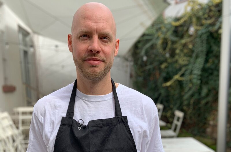 Patrick Schwentke hat in Frankfurt mit zwei Freunden das „Wir Komplizen“ eröffnet – das erste eigene Restaurant. – Bild: HR/​Mathias Münch