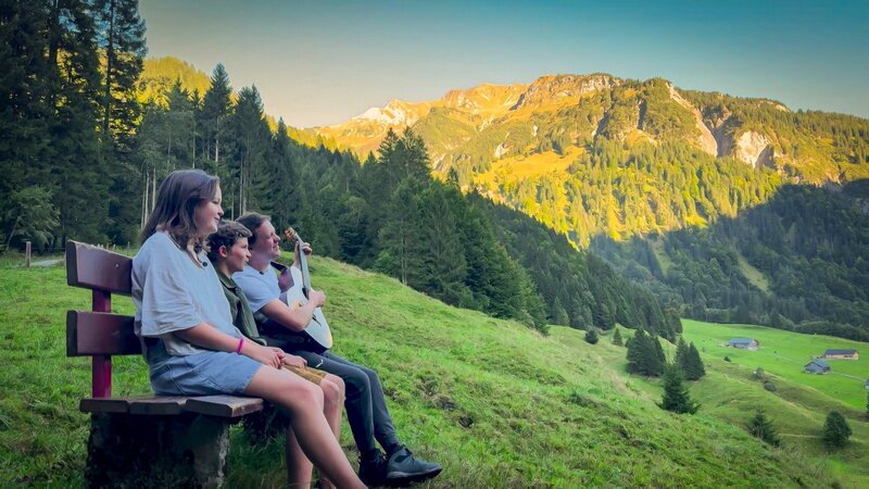 Musiker Philipp Lingg singt mit Nichte Heidi und Neffen Jonathan ein typisches Lied aus dem Bregenzer Wald. – Bild: ORF/​Soleil Film