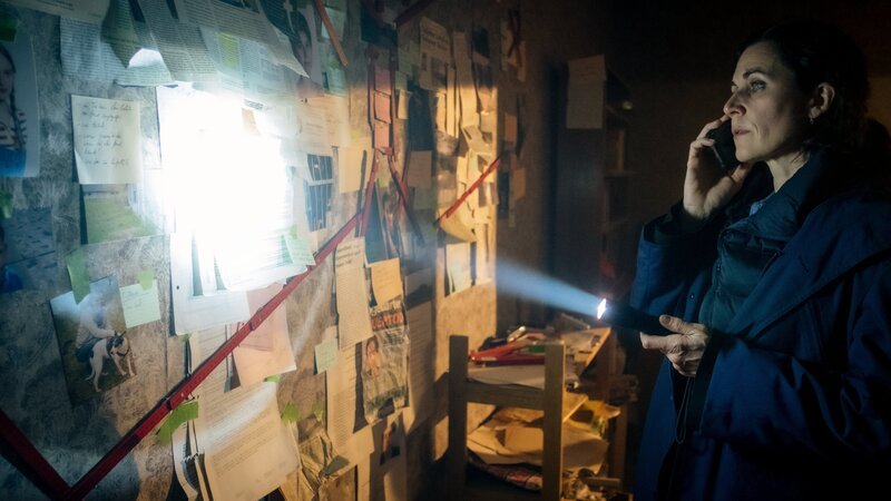 Hauptkommissarin Maria Voss (Nina Kunzendorf) findet im Haus des Polizisten Lars Klapproth eine Recherchewand. Warum hat er diese Infos geheim gehalten? – Bild: Conny Klein / ZDF Hauptkommissarin Maria Voss (Nina Kunzendorf) findet im Haus des Polizisten Lars Klapproth eine Recherchewand. Warum hat er diese Infos geheim gehalten? – Bild: Conny Klein / ZDF