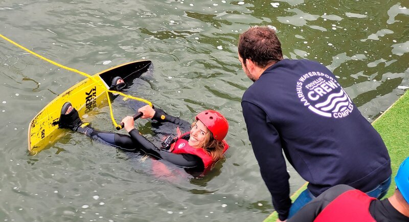 Moderatorin Simin Sadeghi versucht sich im Wakeboarden – Bild: SR/​Ute Werner