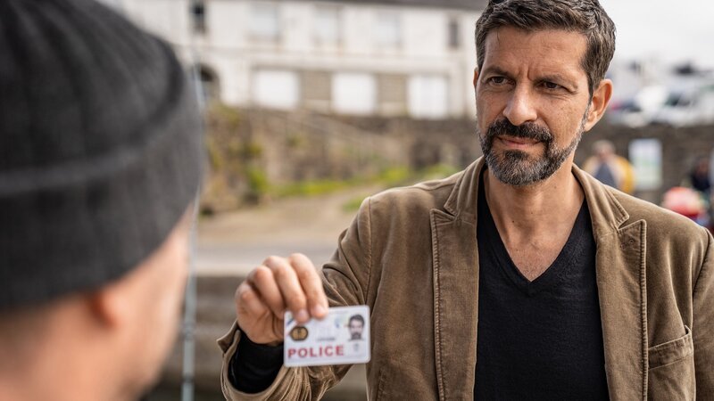 Er weist sich aus: Pasquale Aleardi als Kommissar Dupin – Bild: SRF/​ARD Degeto/​filmpool fiction GmbH/​Wolfgang Ennenbach