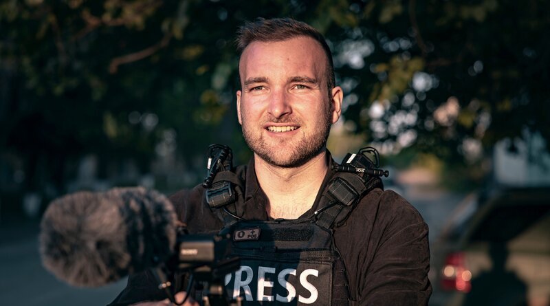 Y-Reporter Samuel Häde bei Dreharbeiten in der Region Charkiw. Er hat bereits aus zahlreichen Krisenregionen der Welt berichtet. – Bild: ZDF und Radio Bremen/​Patrick Enssle