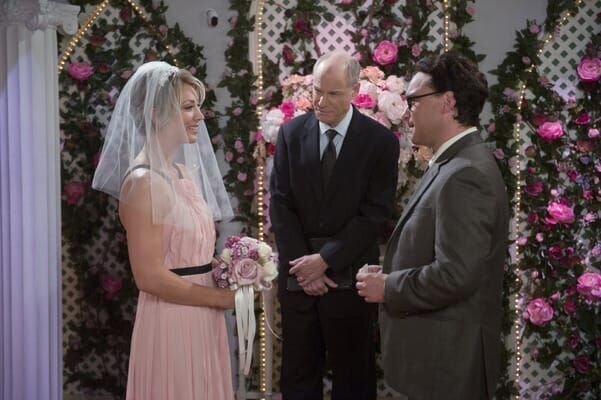 Nach Leonards (Johnny Galecki, r.) Geständnis herrscht eine angespannte Stimmung zwischen Penny (Kaley Cuoco, l.) und ihrem Zukünftigen. Werden sie trotzdem heiraten? – Bild: TNT