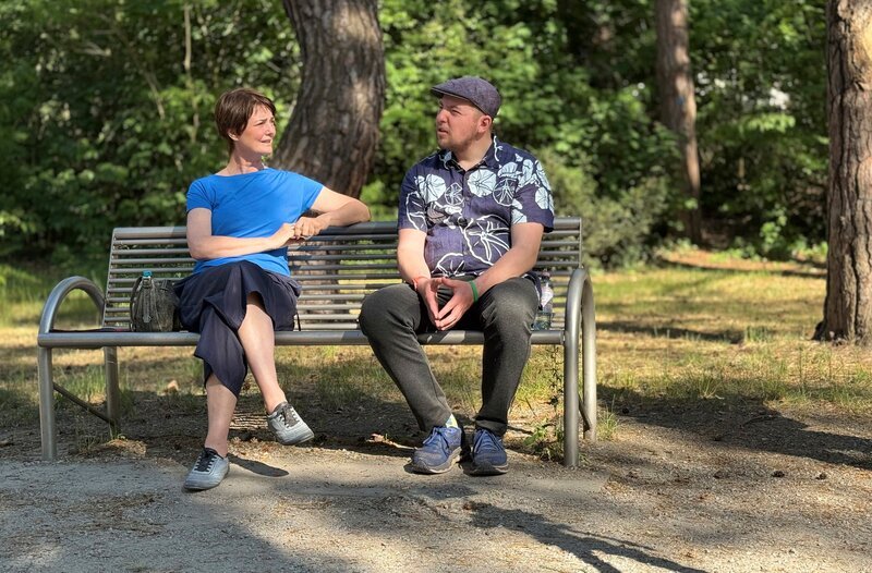 Sebastian im Gespraech mit Mirka Schulz von der Lebenshilfe Berlin. (Foto für alle Teile) – Bild: MDR/​Franziska Kruse /​ MDR/​HA Kommunikation
