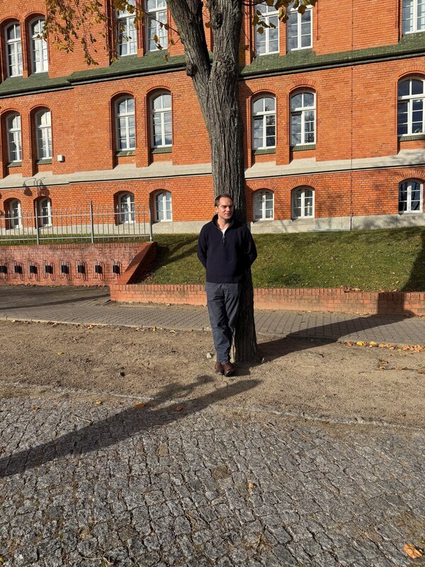 Autor Simon Strauß in Prenzlau. – Bild: ZDF/​Hannah Kristina Friedrich