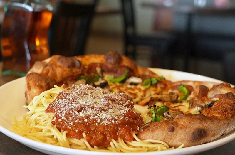 Spaghetti auf Pizza würden in Italien für Entsetzen sorgen, in Kanada sind sie aber Kult: die Pizza-Ghetti. – Bild: Elephant Doc