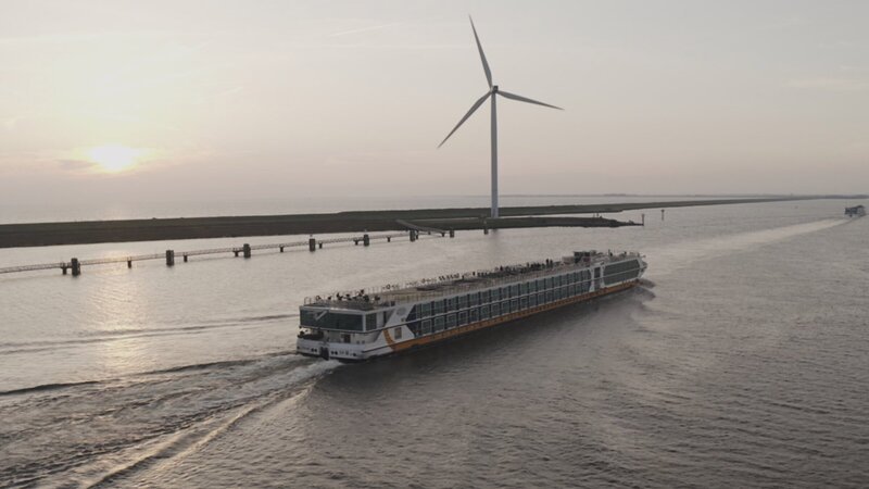 Flusskreuzfahrtschiff im Mündungsdelta. – Bild: 3sat