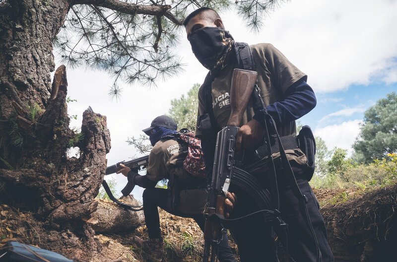 Bewaffnete Einsatzkräfte bei einer Anti-Kartell-Operation. Seit 2006 wurden im mexikanischen Drogenkrieg über 400.000 Menschen getötet – viele von ihnen sind Zivilisten. – Bild: Alfredo Bosco