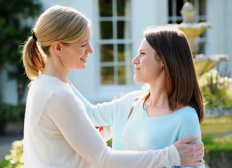 Katja Weitzenbock als Valentine Whiteley, Zöe Tapper als Sophie Whiteley – Bild: SRF/​TMG