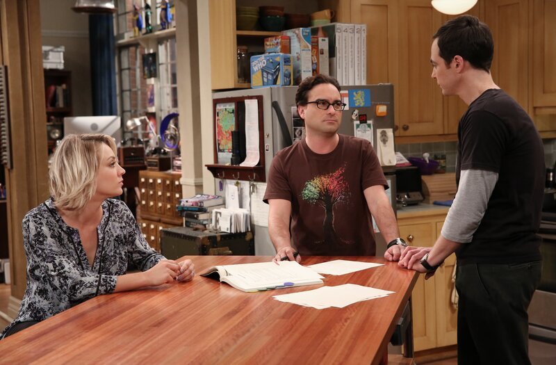 Steht das Ende einer Ära bevor? Wird Leonard (Johnny Galecki, M.) wirklich bei Sheldon (Jim Parsons, r.) ausziehen, um mit Penny (Kaley Cuoco) zusammenzuziehen? – Bild: HBOH