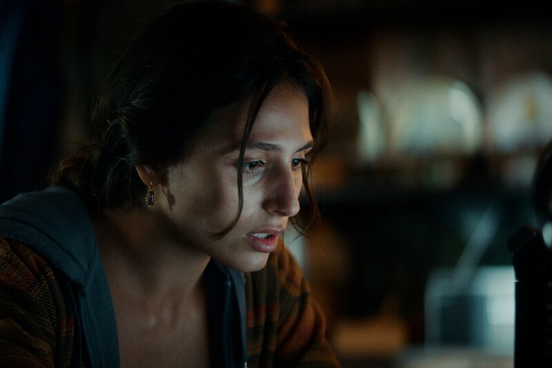 Heimlich lädt Alma (Catalina del Rosario) eine Videobotschaft hoch, mit der die Gruppe Phoenix die öffentliche Meinung zu ihren Gunsten beeinflussen möchte. – Bild: ZDF und Nicolas Velter